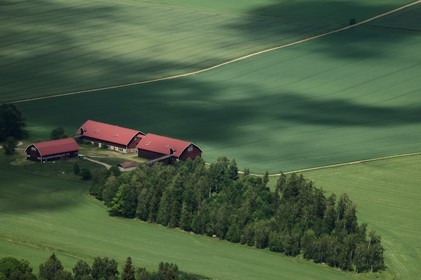 Suède, ferme du comté d’Östergötland (vue aérienne)
