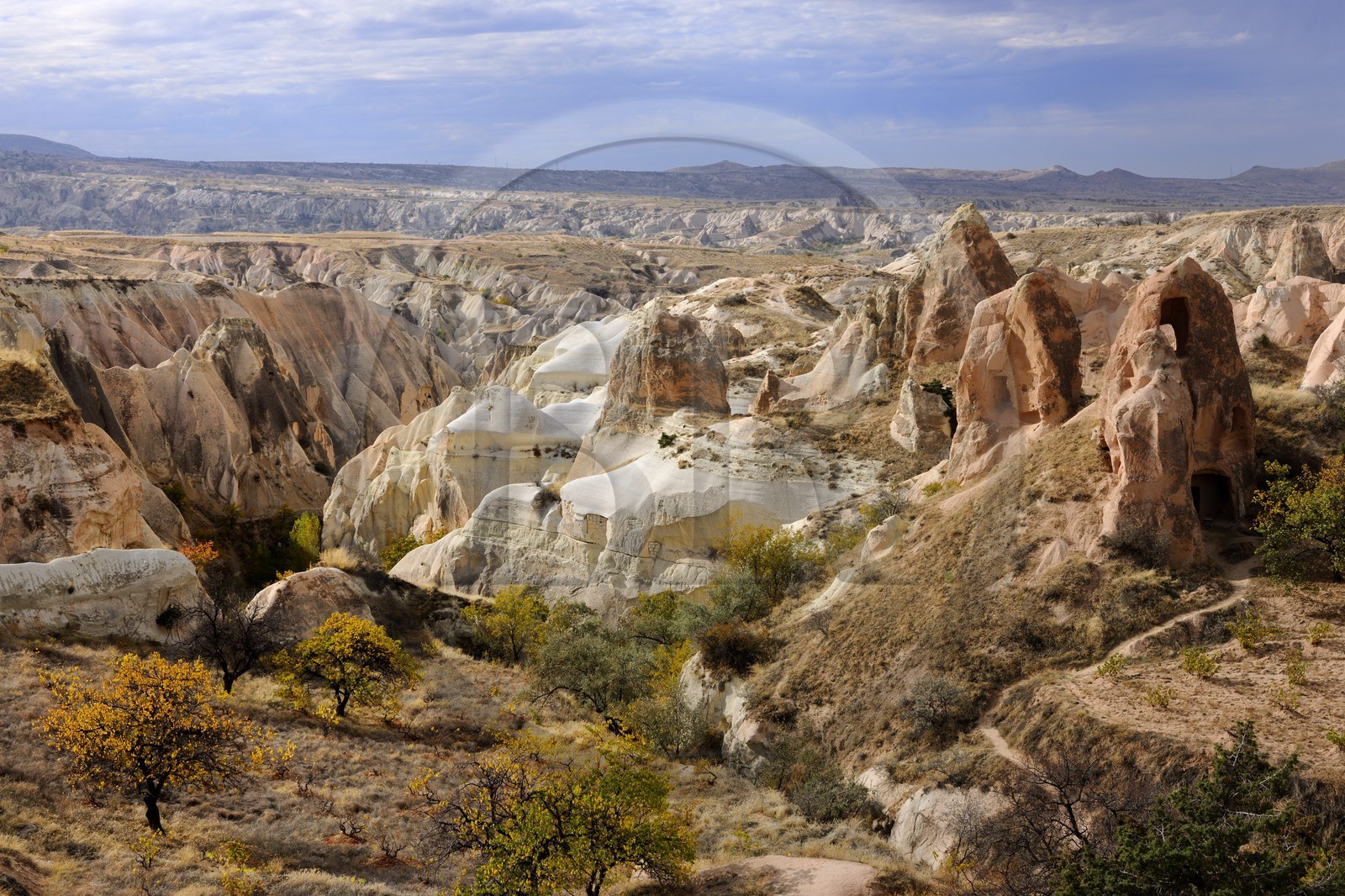 Turquie, Anatolie Centrale, province de Nevsehir, Cappadoce classée Patrimoine Mondial de l'UNESCO, vallon de Kizil Çukur (vallée Rouge) sur le versant occidental du massif de l'Ak Tepe vers Çavusin