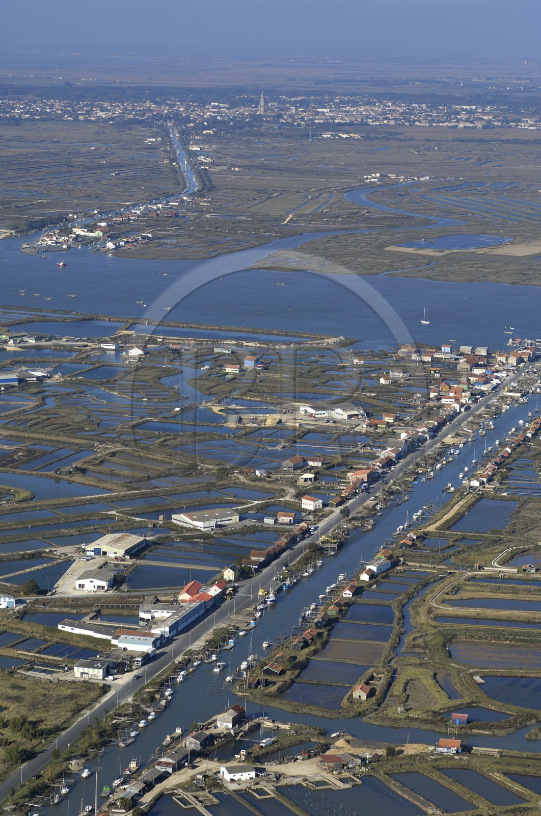 France, Charente-Maritime (17), bassin de Marennes-Oléron, port de la grève à La Tremblade et port de la Cayenne à Marennes au fond (vue aérienne)