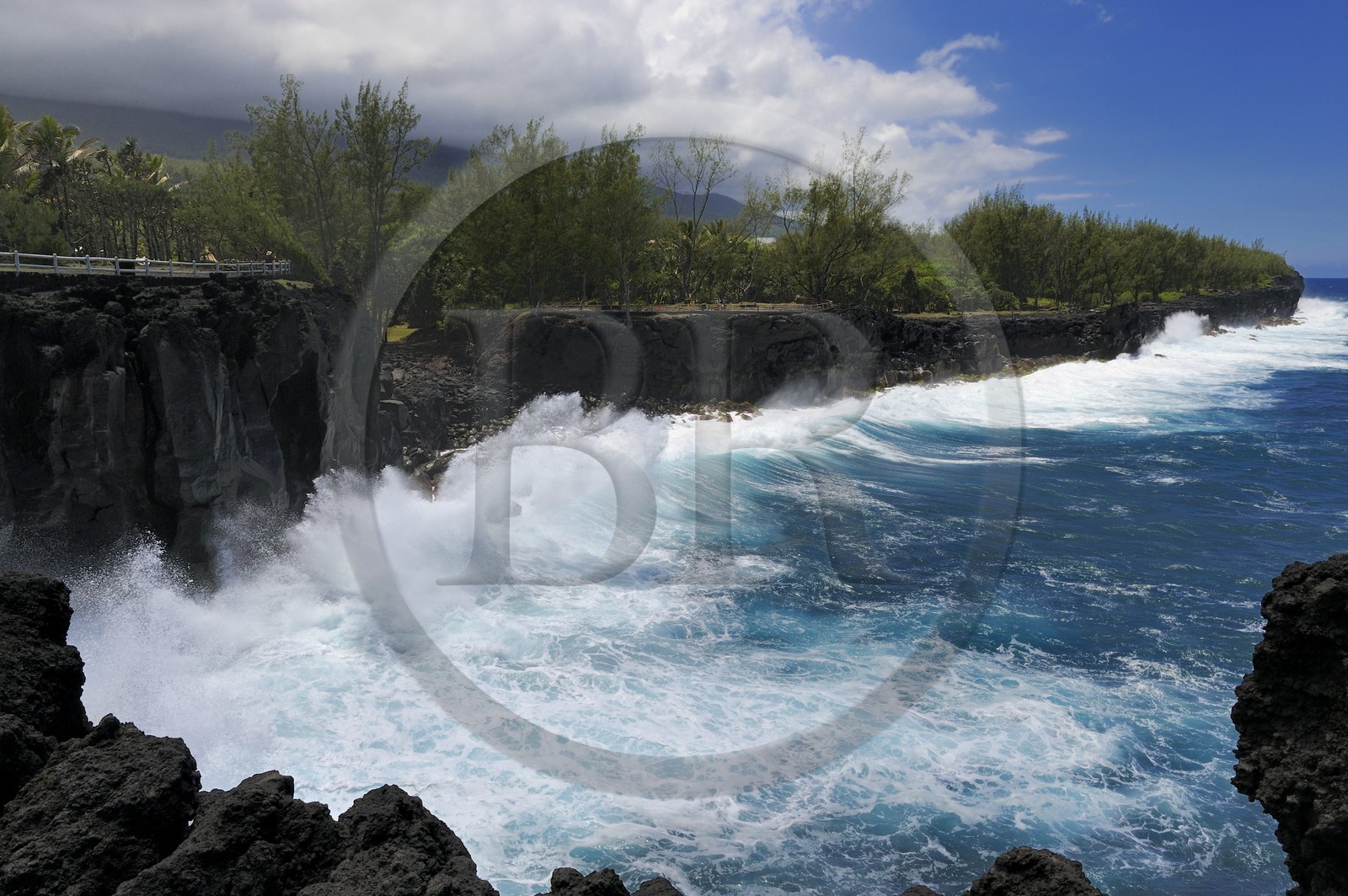 France, Ile de la Reunion, côte sud, Saint-Philippe, le Cap Méchant est situé le long d'une côte déchiquetée de roche volcanique frappée par la houle et typique de la région appelée Sud sauvage