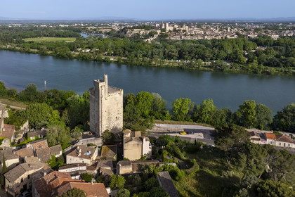 France (30), Gard, Villeneuve-lès-Avignon, la tour Philippe Le Bel du XIVe siècle et le Palais des Papes à Avignon classé Patrimoine mondial de l'UNESCO en arrière plan