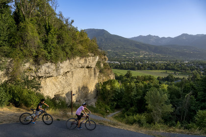 France, Hautes Alpes (05), Embrun, vue sur la vallée de la Durance et les massifs au Sud de la ville depuis le bout de la ville