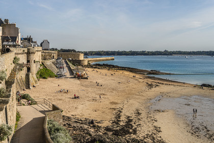 France, Ille-et-Vilaine (35), Côte d'Emeraude, Saint-Malo, la plage du Bon Secours sous les remparts