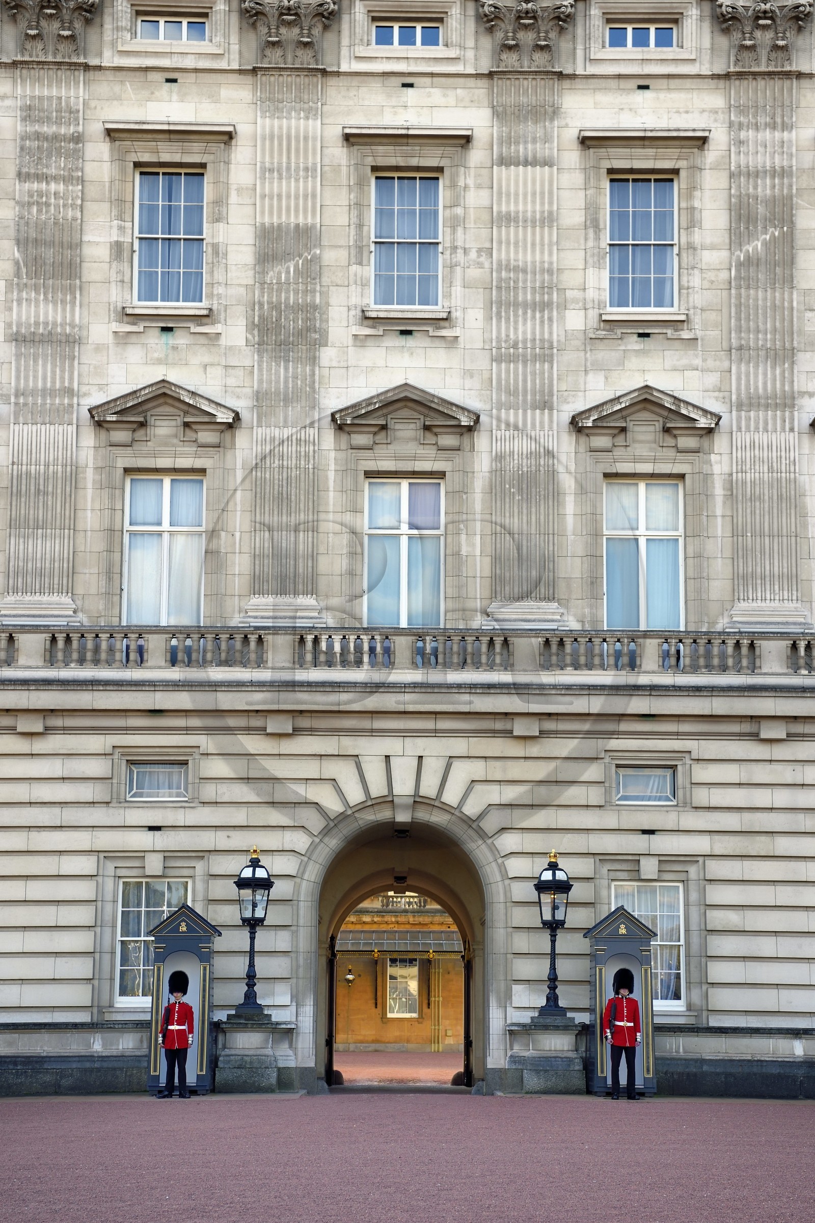 Royaume-Uni, Londres, Cité de Westminster, Royal Guard (Scots Guards) devant le palais de Buckingham (Buckingham Palace)
