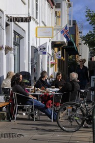 Islande, Reykjavik, terrasse de café dans la rue Skolavordustigur de la vieille ville