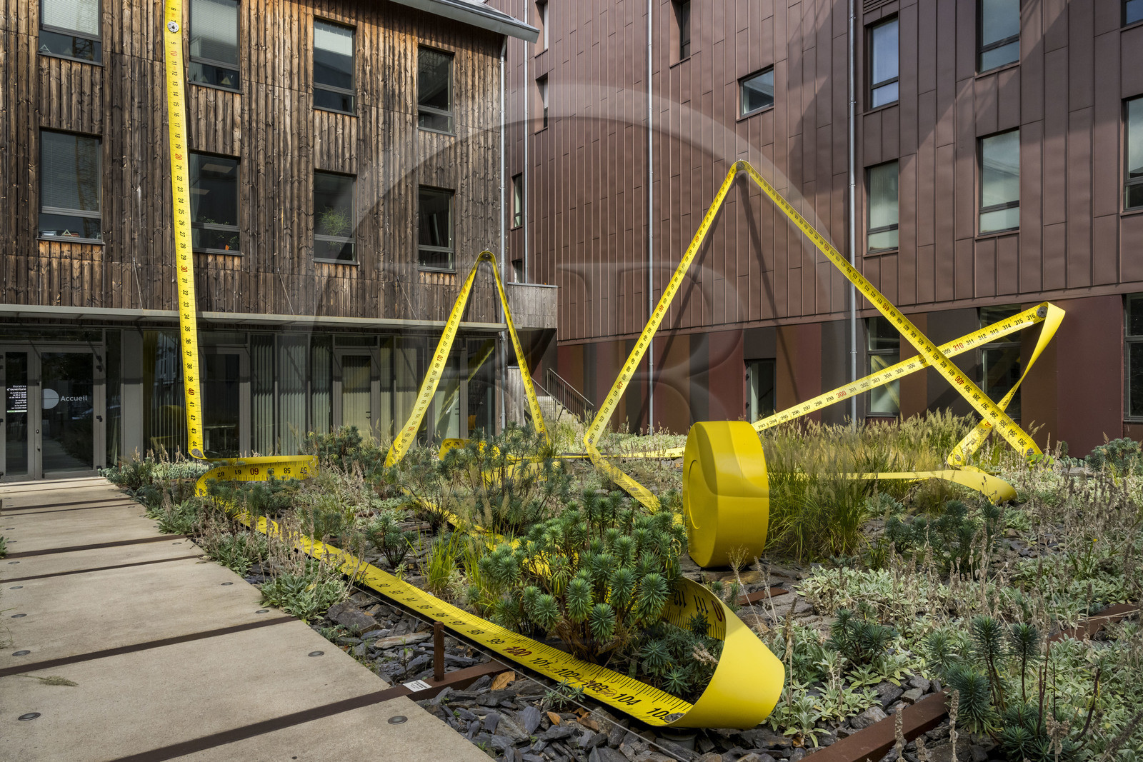 France, Loire-Atlantique (44), Nantes, Ile de Nantes, cour du siège d'Aethica, Mètre à ruban de l'artiste Lilian Bourgeat