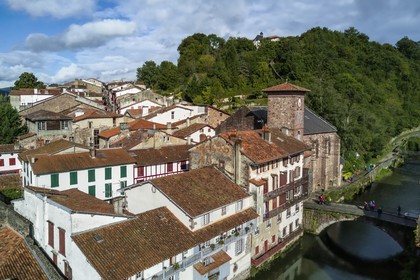France, Pyrénées-Atlantiques (64), Pays-Basque, Saint-Jean-Pied-de-Port, le Pont Vieux sur la rivière Nive de Béhérobie et l'église de l'Assomption ou Notre-Dame du Bout du Pont (vue aérienne)