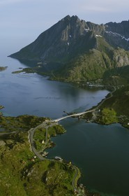 Norvège, Nordland, Iles Lofoten, Ile de Moskenes, pont sur le Selfjorden à Reine (vue aérienne)