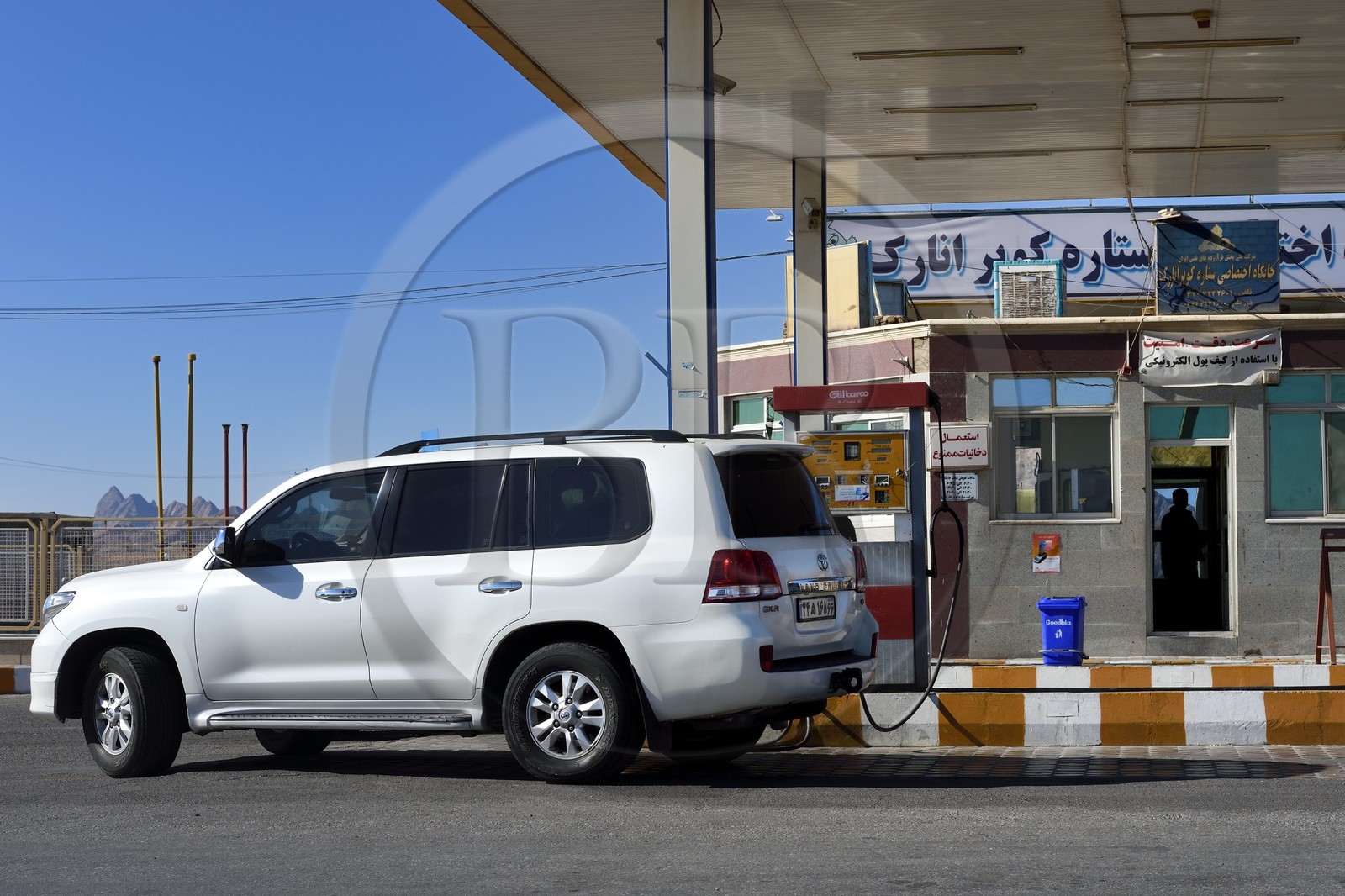 Iran, Province d'Ispahan, désert du Dasht-e Kavir, ville de Anarak, Toyota Land Cruiser 4x4 à la station service