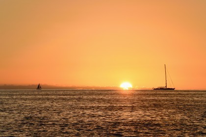 Caraïbes, Ile de la Dominique, voiliers au coucher de soleil sur la côte Ouest