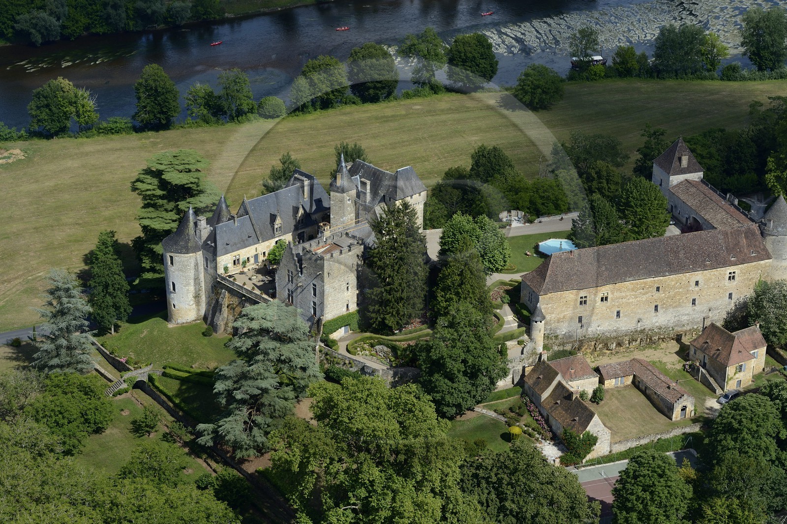 France, Dordogne (24), Périgord Noir, vallée de la Dordogne, Castelnaud-la-Chapelle, chateau de Fayrac du XVIe siècle au bord de la Dordogne (vue aérienne)