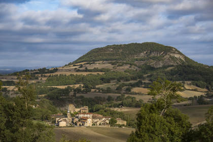 France, Aveyron (12), Causses et les Cévennes, paysage culturel de l'agro-pastoralisme méditerranéen, classés Patrimoine Mondial de l'UNESCO, haut plateau des Causses du Larzac, parc naturel régional des Grands Causses, le village et le chateau de Mélac