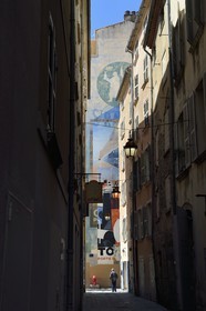 France, Var (83), Toulon, quartier du petit Chicago devenu quartier des Arts, grande peinture murale de Art Mural Nice inspirée d'affiches anciennes au bout de la rue du Noyer