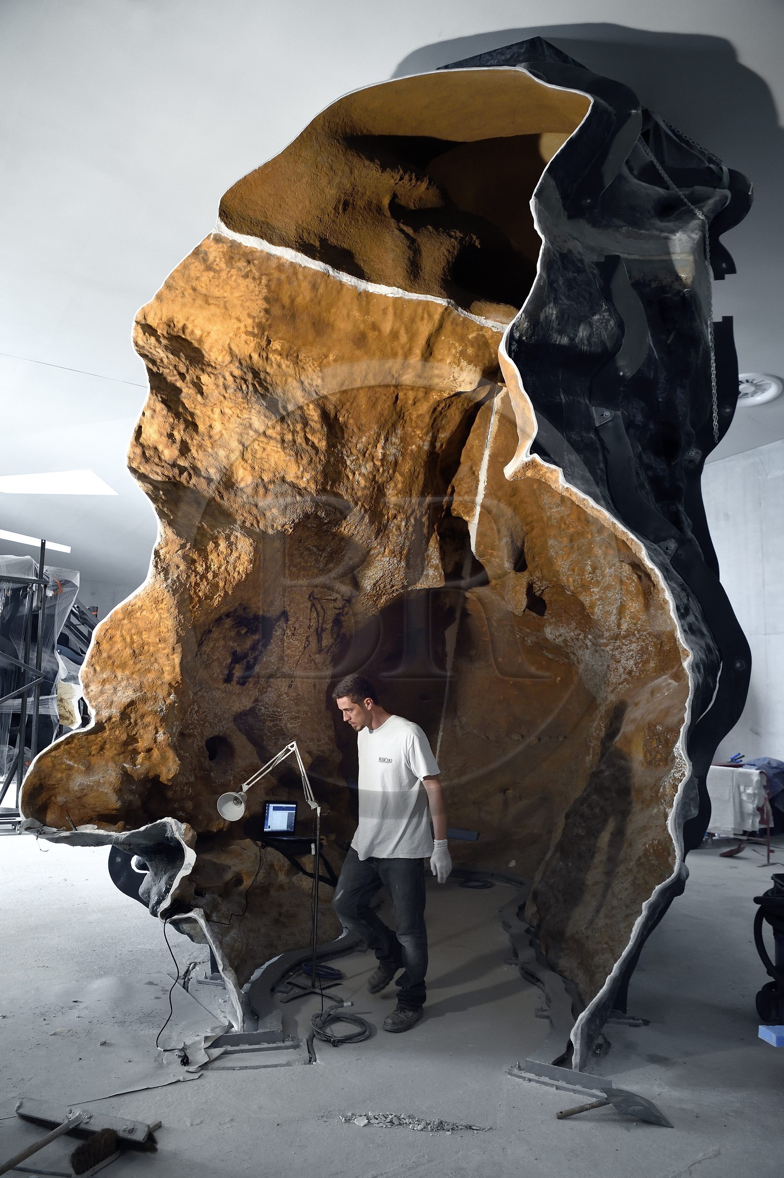 France, Dordogne (24), Montignac, chantier du futur Centre International de l'Art pariétal de Montignac-Lascaux (Lascaux 4), espace pédagogique reprenant des panneaux de la grotte réalisés par l’Atelier des Fac-Similés du Périgord (AFSP), reproduction partielle du puit de la grotte