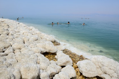 Israel, District sud,  baigneurs à la plage de Ein Gedi sur la Mer Morte, concrétions salines