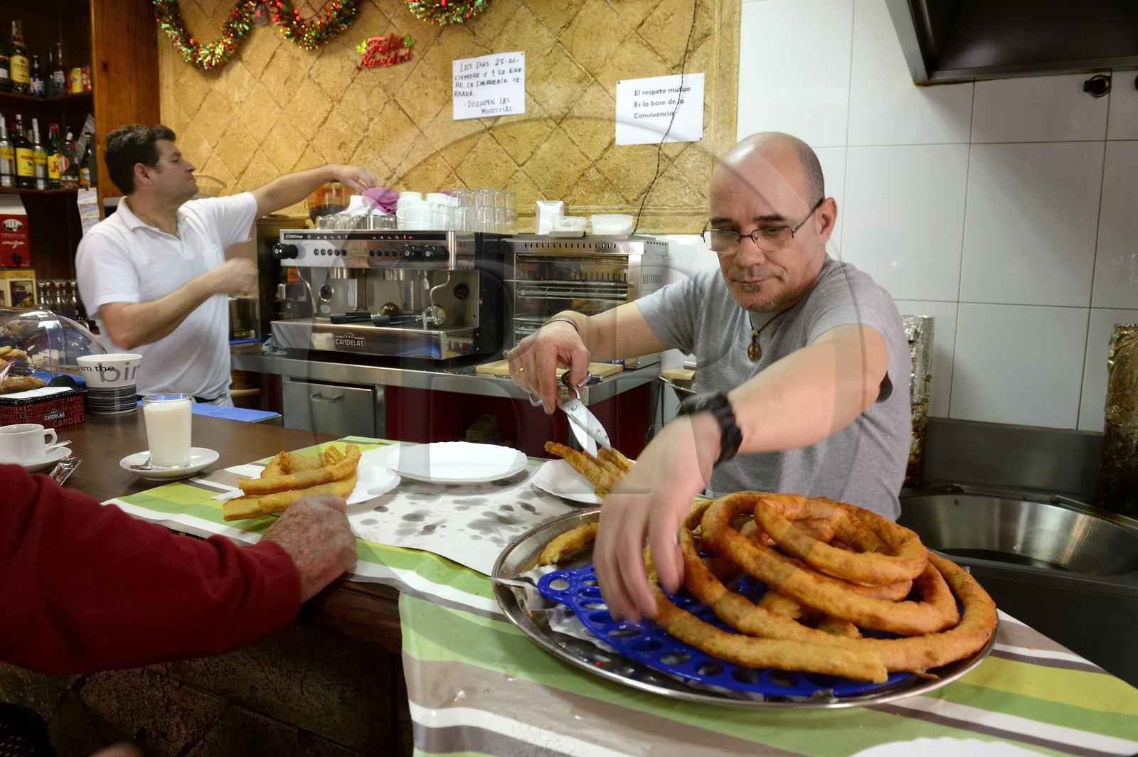 Espagne, Andalousie, Almeria, churros au petit déjeuner dans un café