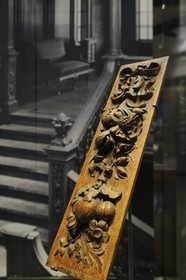Royaume-Uni, Irlande du Nord, Cultra près de Belfast, Ulster Folk and Transport Museum, panneau en bois de chêne sculpté du Grand Escalier du RMS Olympic (navire jumeau du RMS Titanic)