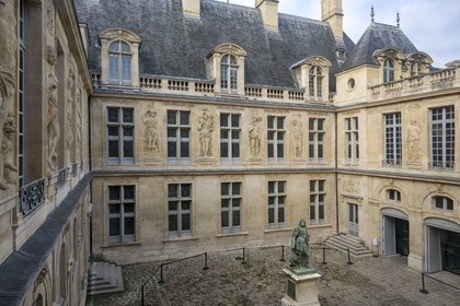 France, Paris (75), quartier du Marais, Musée Carnavalet, statue de Louis XIV en pied dans la cour d'honneur, oeuvre d’Antoine Coysevox