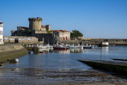 France, Pyrénées-Atlantiques (64), la côte du Pays-Basque, Ciboure, le fort de Socoa construit sous Louis XIII remanié par Vauban et son petit port de plaisance dans la baie de Saint-Jean-de-Luz