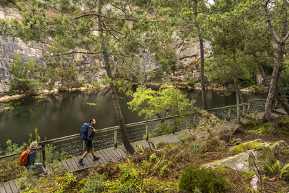 France, Côtes d'Armor (22), Erquy, les Lacs Bleus, vestiges d'anciennes carrières de grès rose, sur le chemin de Grande Randonnée GR 34 ou sentier des douaniers