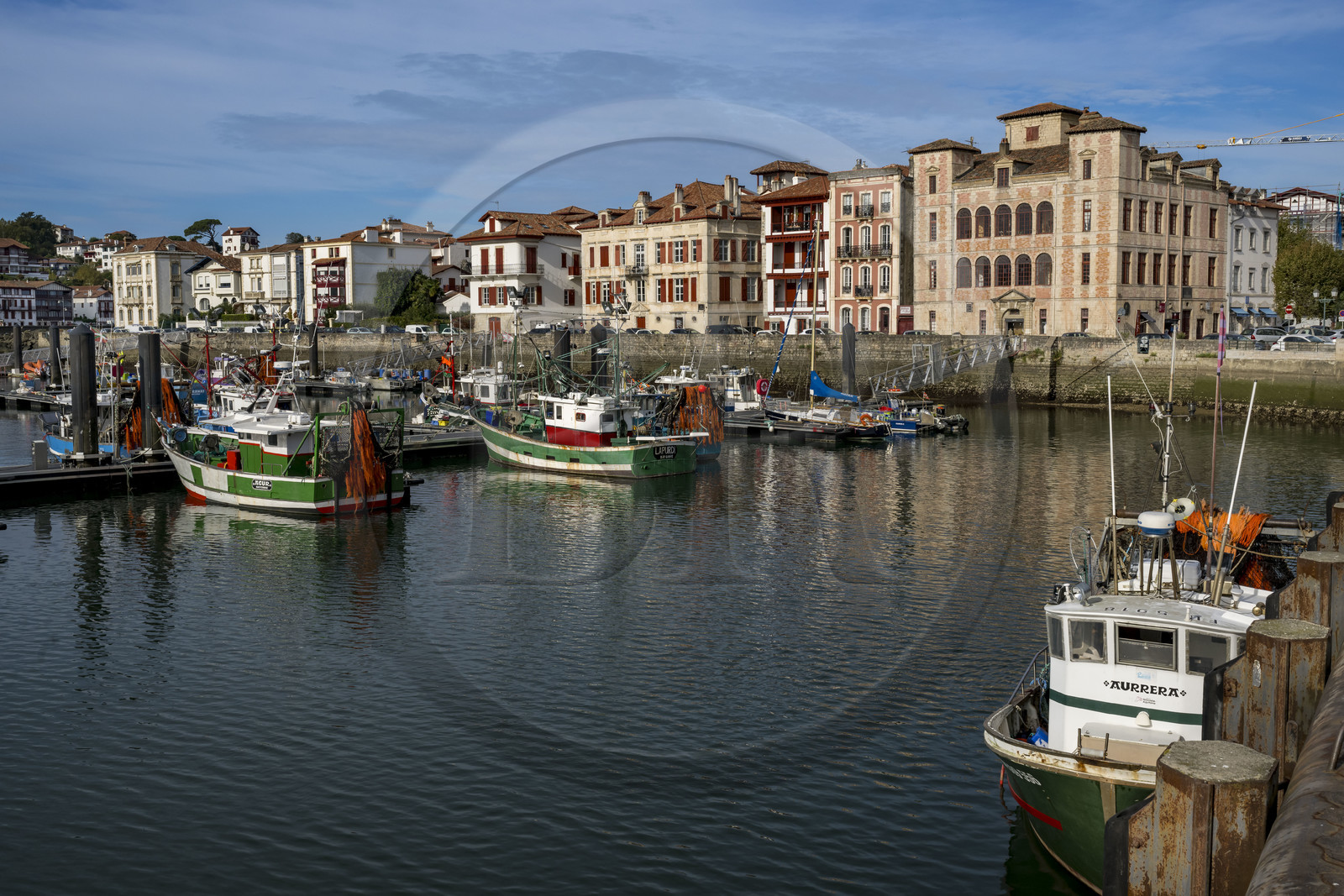 France, Pyrénées-Atlantiques (64), Pays-Basque, Saint-Jean-de-Luz, le port de pêche et la Maison de l'Infante en arrière plan
