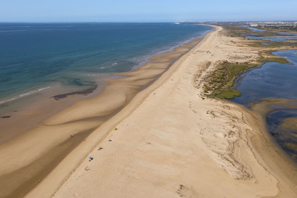 Portugal, Algarve, Parc Naturel de la Ria Formosa, Tavira, plage du village de Cacela Velha (vue aérienne)
