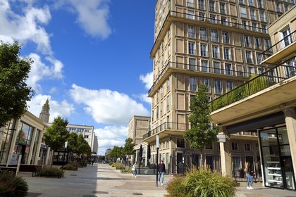 France, Seine-Maritime (76), Le Havre, Centre-ville reconstruit du Havre par Auguste Perret classé Patrimoine Mondial de l'UNESCO, immeubles Perret dans la rue Victor Hugo