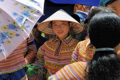 Vietnam, province de Lao Cai, région de Bac Ha, marché de Can Cau, jeune fille de la minorité Hmong Fleur