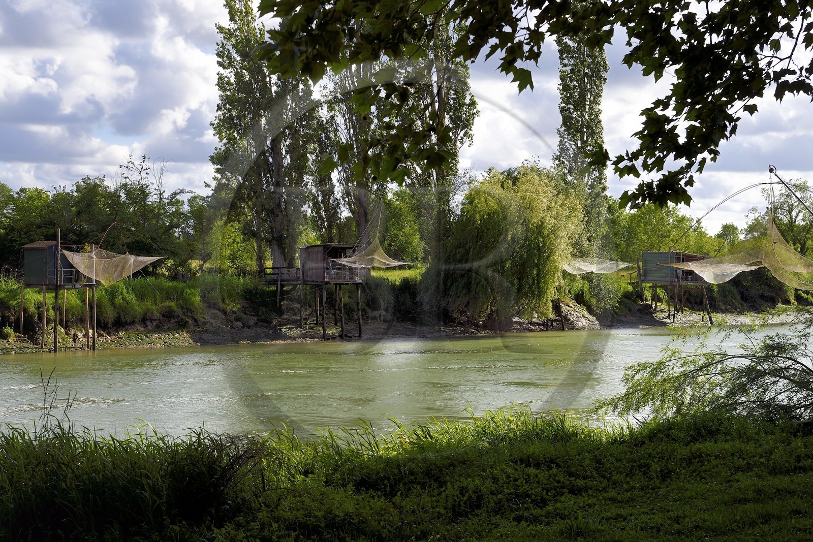 France, Charente-Maritime (17), Saintonge, Saint-Savinien, labellisé Villages de pierres et d'eau, carrelets au bord de la Charente