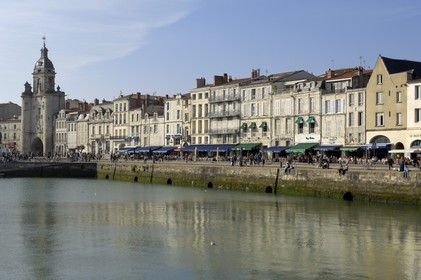 France, Charente-Maritime (17), La Rochelle, le Vieux Port, la Porte de la Grosse Horloge au bout du quai Duperré