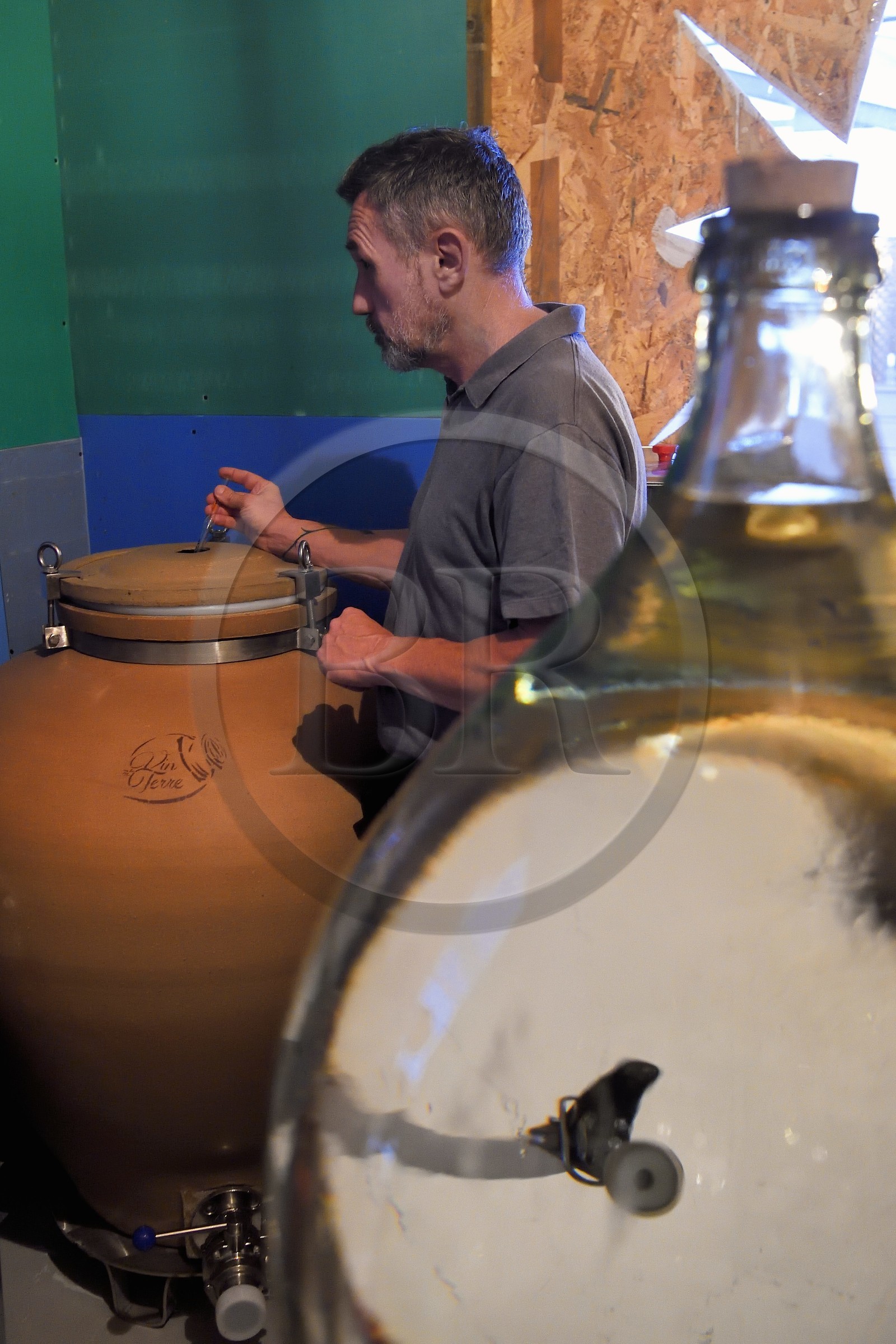 France, Ile de la Reunion, La Saline, La Part des Anges Distillation, rhum de canne rose de 72° à 75° élevé en amphore de terre cuite, rhum fabriqué comme une eau de vie de canne à sucre, prélèvement pour pesée d'alcool