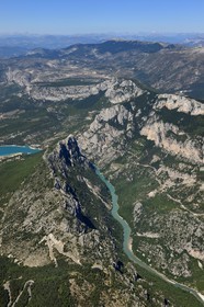 Var (83) rive gauche et Alpes-de-Haute-Provence (04) rive droite, Parc Naturel Régional du Verdon, les Gorges du Verdon qui débouchent sur le lac de Sainte Croix, la chaîne des Alpes en arrière plan (vue aérienne)