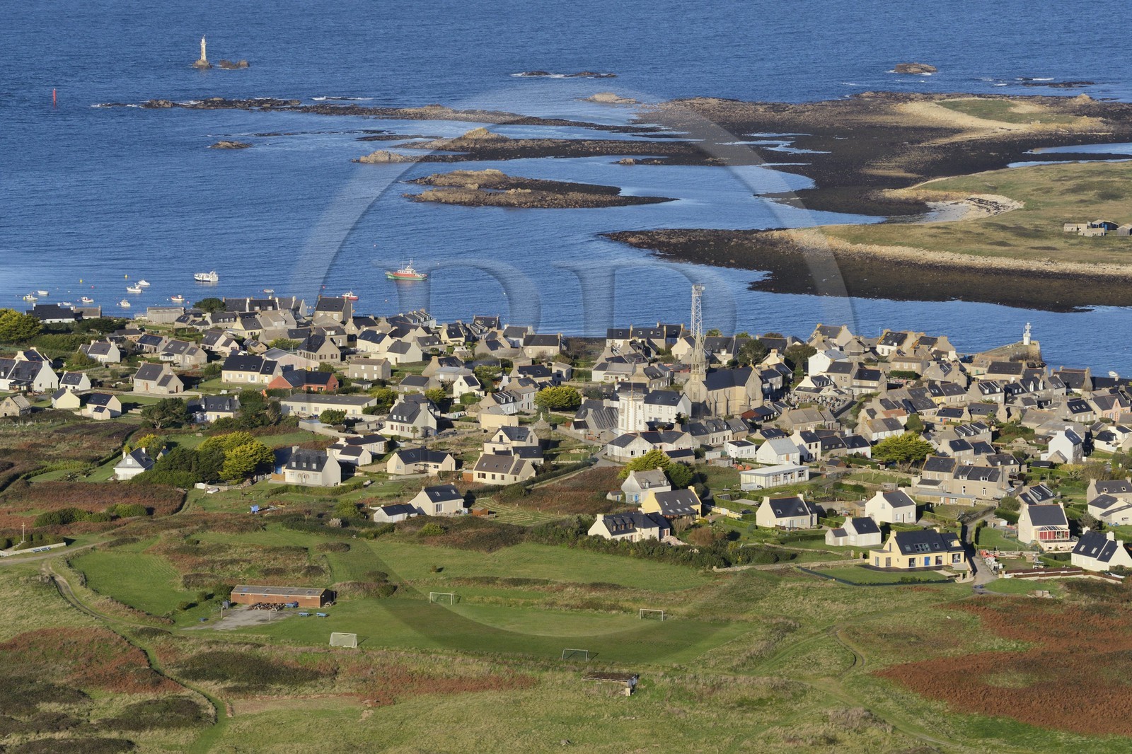 France, Finistère (29), parc naturel régional d'Armorique, mer d'Iroise, Ile de Molène dans l'Archipel de Molène (vue aérienne)