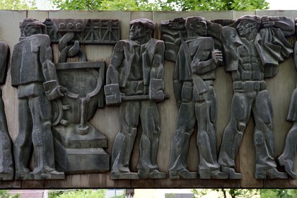 Roumanie, Transylvanie, Hunedoara, bas-relief vantant les mérites des travailleurs datant de l'époque communiste