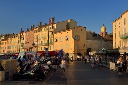 France, Var (83), Saint-Tropez, terrasse du café de Paris sur le quai Suffren