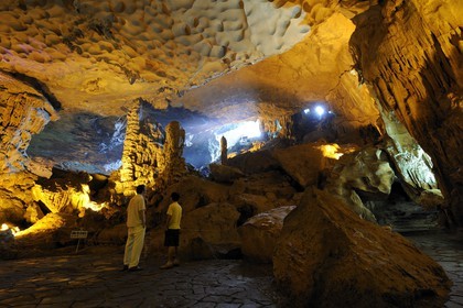 Vietnam, province de Quang Ninh, la Baie d'Halong classée Patrimoine Mondial de l'UNESCO, la grotte Hang Sung Sot dite de la Surprise sur l'île de Bo Hon