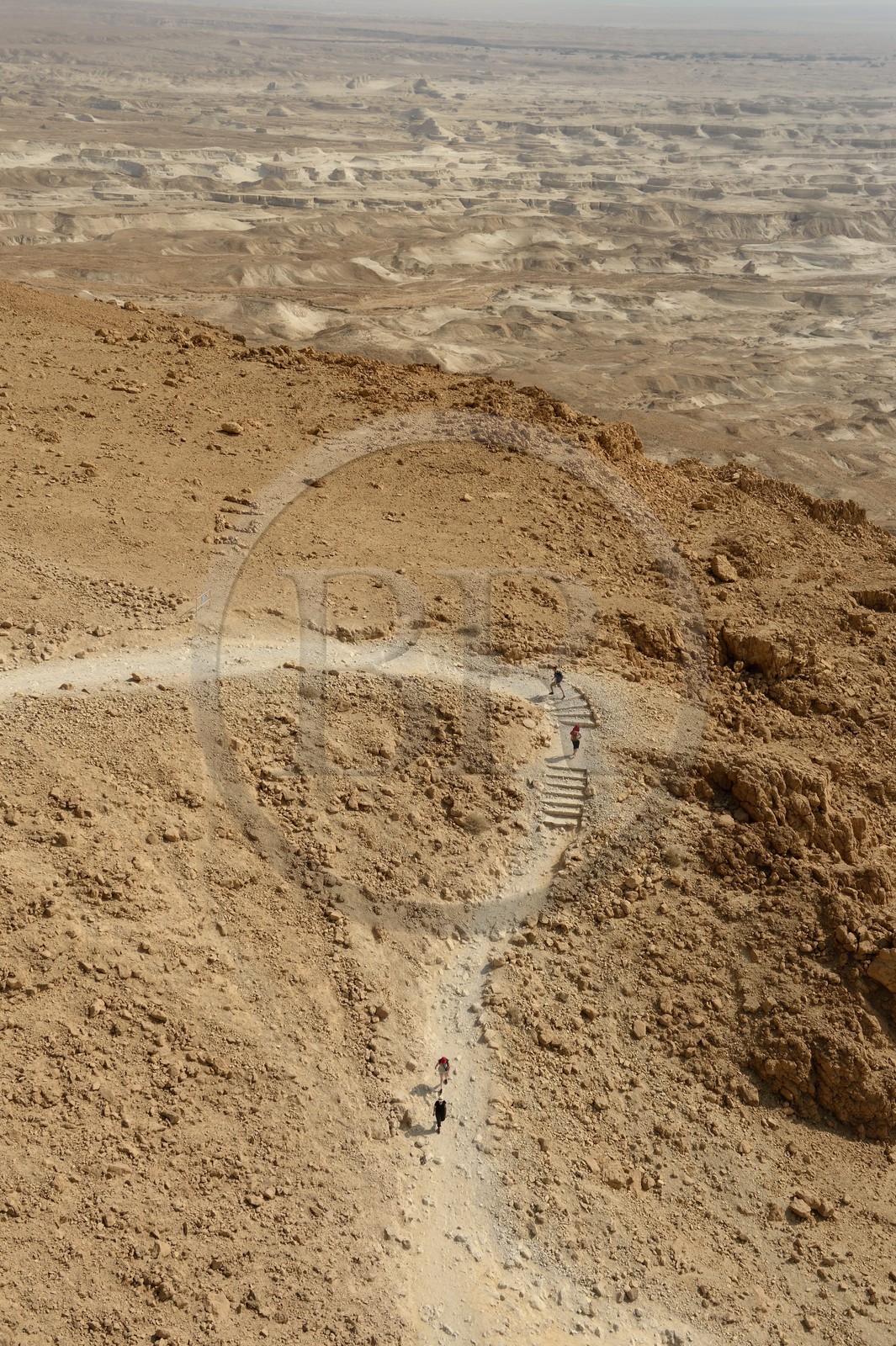 Israel, désert du Neguev, forteresse de Massada, classée Patrimoine Mondial de l'UNESCO, le sentier du serpent qui permet d'accéder au site