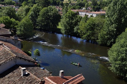 France, Dordogne (24), Périgord Vert, Bourdeilles, la Dronne vue du chateau