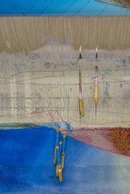 France, Hérault (34), Lodève, Manufacture de la Savonnerie unique annexe de la Manufacture Nationale de tapis de la Savonnerie des Gobelins, réalisation sur un métier à tisser d'un tapis de haute lice Jardin d'Eau dessinée par Stéphane Calais, broches à tapisserie