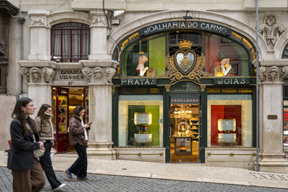 Portugal, Lisbonne, Bairro Alto, vitrine de la bijouterie Joalharia Do Carmo créée en 1924