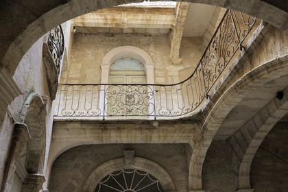 France, Hérault (34), Pézenas, vieille ville, Maison des pauvres avec son escalier et ses ferronneries du XVIIIe siècle