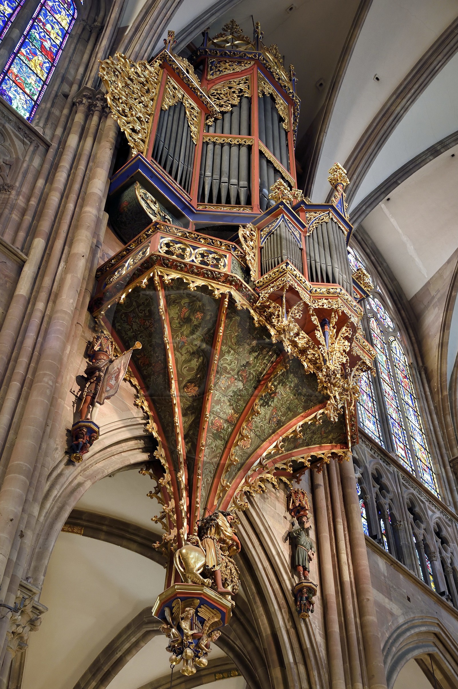 France, Bas-Rhin (67), Strasbourg, vieille ville classée au Patrimoine Mondial de l'UNESCO, la cathédrale Notre-Dame, le grand orgue qui domine la nef, l'automate appelé le Rohraffe (aussi Bretzelmann) à droite sous le grand orgue, de là les fidèles et le clergé se faisait insulter lors des offices des fêtes de la Pentecote, sur la gauche un héraut porte à sa bouche une trompette avec l’aide de cables tirés par l’organiste