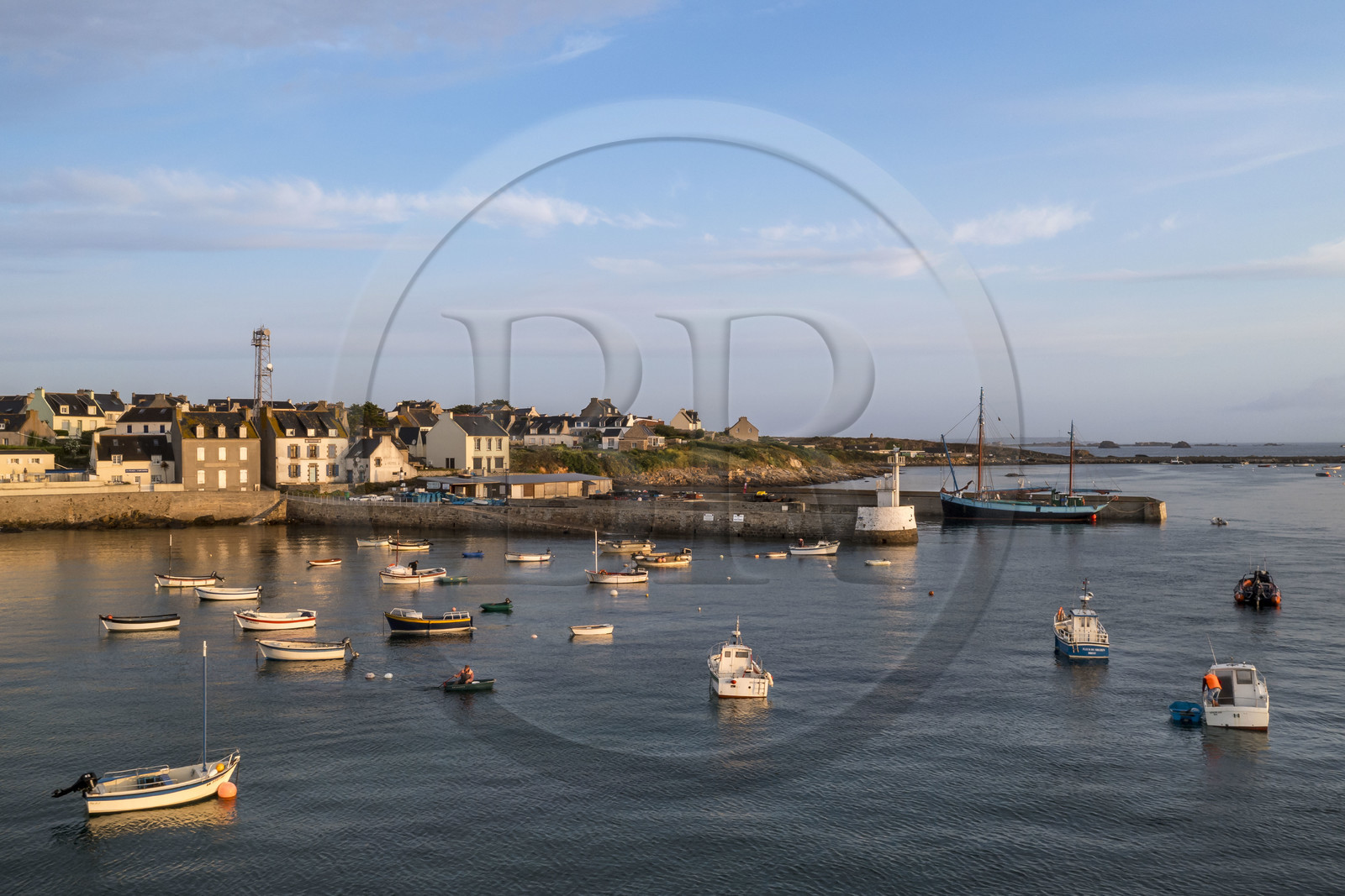 France, Finistère (29), Mer d'Iroise, archipel de Molène, Ile de Molène, le village et le port au petit matin (vue aérienne)