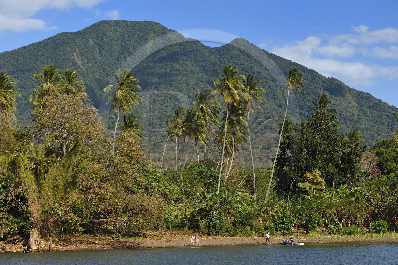 Nicaragua, Ile d'Ometepe sur le lac Nicaragua, village de Merida, pêcheurs sur la plage et le volcan Maderas en arrière plan