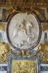 France, Yvelines (78), château de Versailles, classé Patrimoine Mondial de l'UNESCO, salon de la Guerre au bout de la Galerie des Glaces avec Louis XIV victorieux