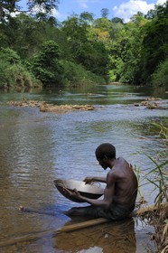 Tanzania, Morogoro district, Uluguru mountains, gold diggers on the river Ruvu