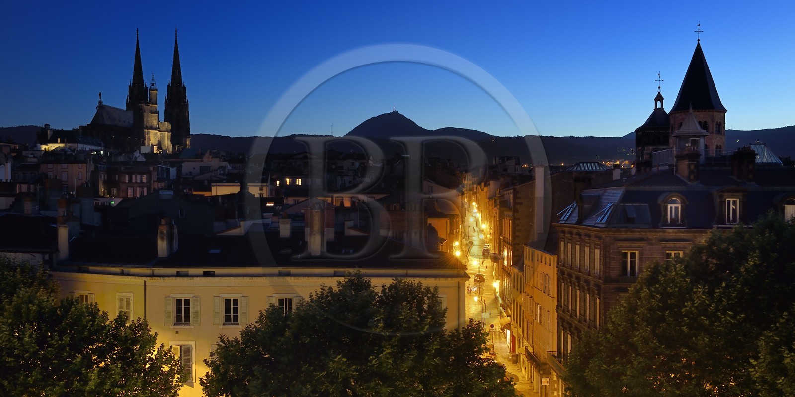 France, Puy-de-Dôme (63), Clermont-Ferrand, la rue du Port entre la cathédrale Notre-Dame de l'Assomption à gauche et la basilique Notre-Dame-du-Port à droite, en arrière plan l'ancien volcan le Puy de Dome