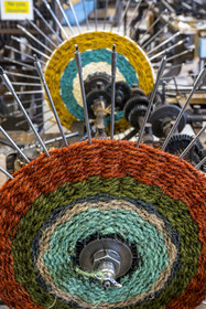 France, Drôme (26), Drôme provençale, Nyons, La Scourtinerie, dernière manufacture de scourtins de Provence, filtres traditionnels utilisés dans la fabrication de l'huile d'olive mais conçus aussi aujourd'hui comme objets de décoration en fibre de coco, fabrication de scourtins dans leur atelier sur des appareils à tisser circulaires faits sur mesure