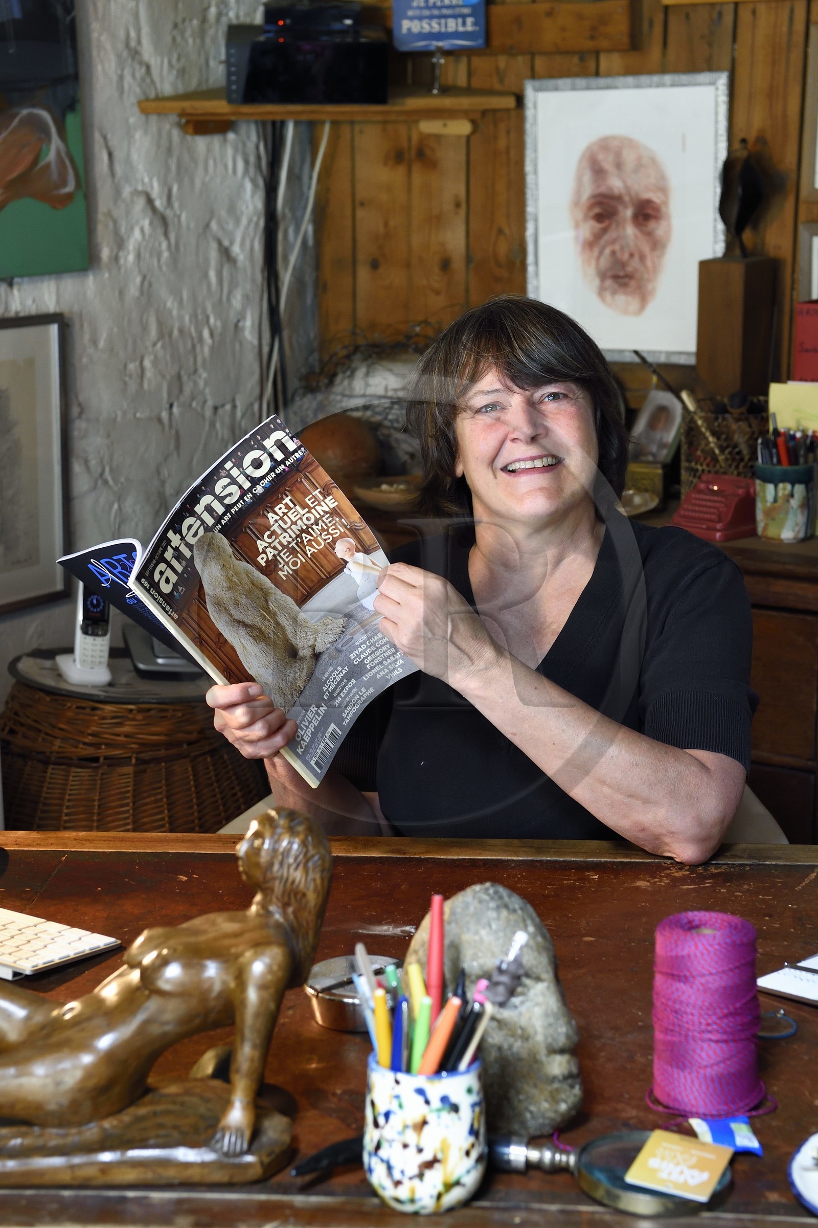 France, Paris (75), la journaliste (critique d'art et grand reporter) et historienne d’art Françoise Monnin chez elle rue Maison Dieu