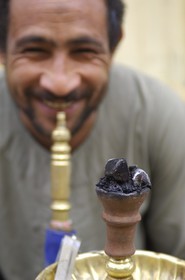 Egypte, Haute Egypte, Nubie, vallée du Nil, Assouan, le souk, fumeur de narguilé